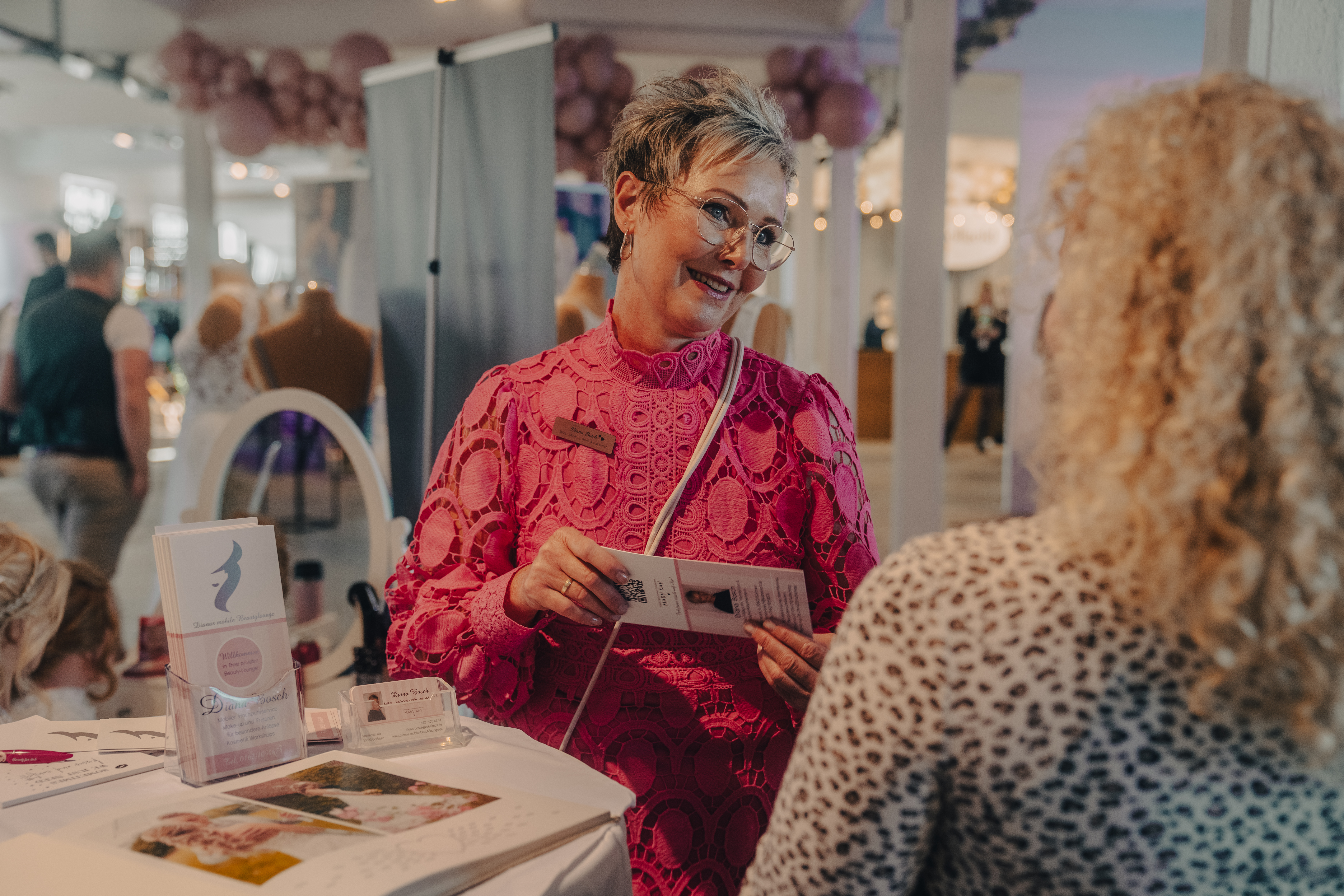 Zwei Frauen unterhalten sich auf der Messe.