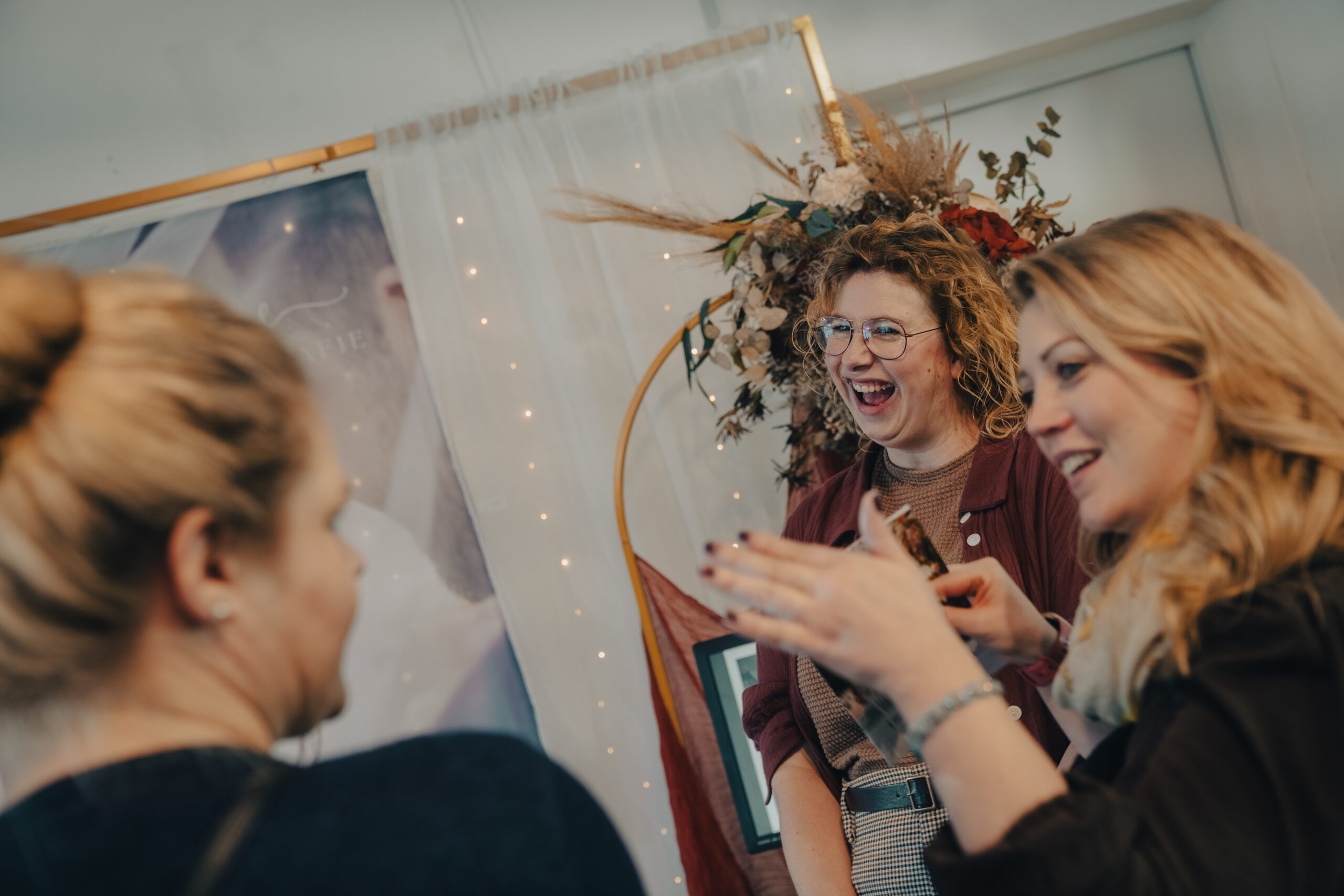 Frauen, die sich auf unterhalten und dabei lachen.