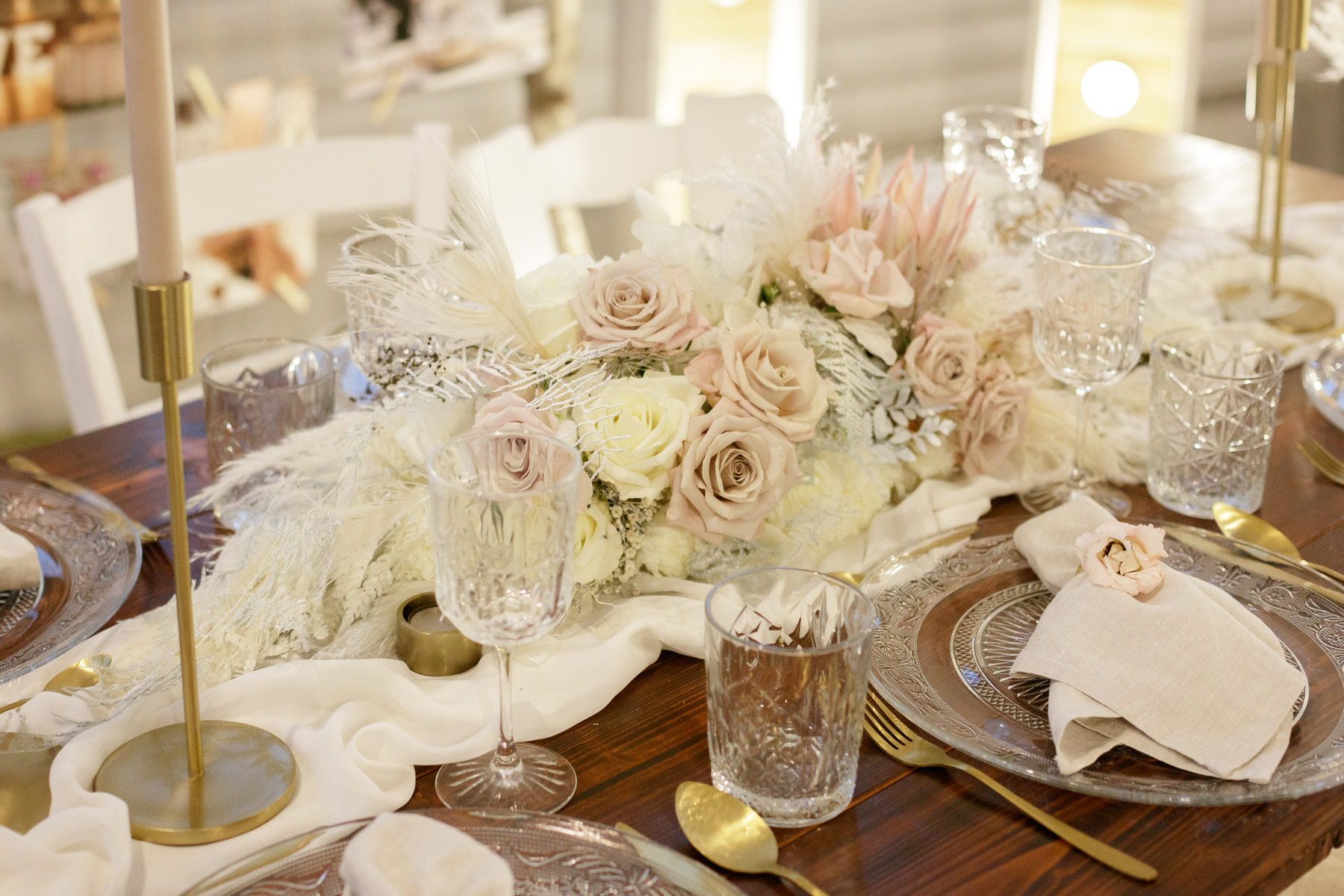 Tischdekoration mit Rosen und Kerzen als Beispiel für eine Hochzeit